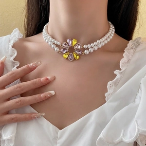 Eleganter zweireihiger Perlenchoker mit buntem Blumenanhänger aus Kristall für Damen