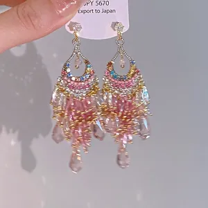 Boucles d'oreilles bohèmes avec pampilles roses et gouttes de cristal étincelantes