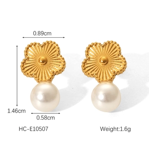 Detailed size specifications of gold flower and pearl earrings with precise dimensions