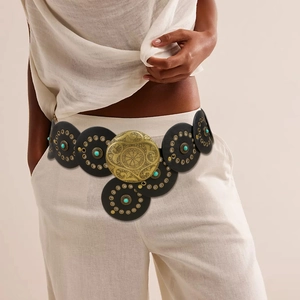 Détail de la ceinture ethnique avec perles turquoise et boucles en métal doré gravé