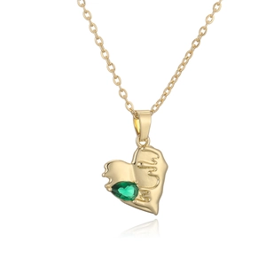 Collier cœur plaqué or avec zircon vert et chaîne polie pour un look élégant