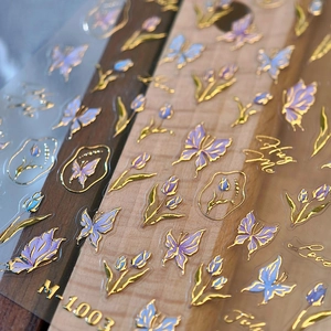 Adesivi per unghie 3D con farfalle e tulipani e dettagli in lamina d'oro M-1003