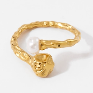 Bague ouverte martelée dorée irrégulière avec perle blanche pour femme style épuré