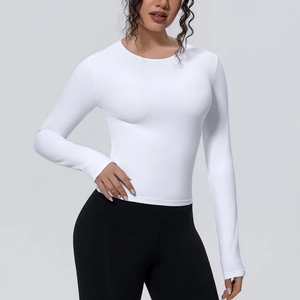 Détail d'un haut de yoga blanc à manches longues ajusté en tissu respirant et extensible