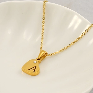 Collana a cuore in acciaio inossidabile placcato oro 18K con lettera A e diamante
