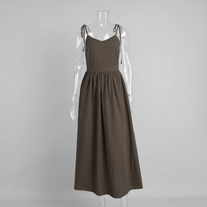 Détail des bretelles réglables à nœud sur une robe en coton marron à col en V