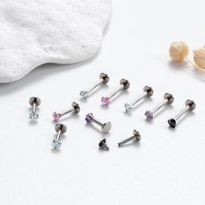 Dettaglio di piercing labret con filettatura interna e pietre di zirconia a cuore