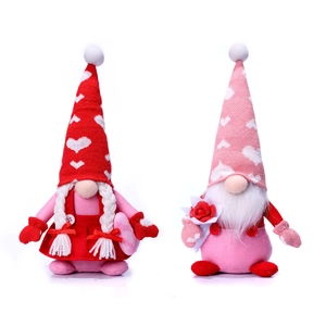 Détail de nains de la Saint-Valentin avec cœurs et tresses en tricot rose et rouge