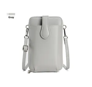 Dettaglio della borsa porta cellulare in pelle PU grigia con cerniere in argento e tracolla