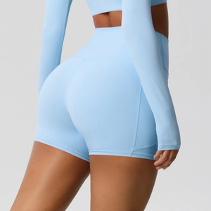 Vue détaillée du short de yoga bleu clair à taille haute avec coutures latérales