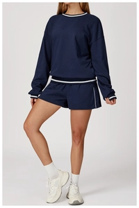 Détail de l'ensemble sweat bleu marine avec bordures rayées et short assorti