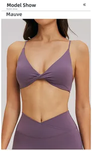 Détail du soutien-gorge de sport mauve et legging de yoga à col en V avec design croisé