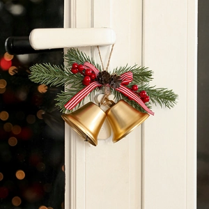 Weihnachts-Türhänger mit goldenen Glocken, Tannenzapfen und rot gestreifter Schleife