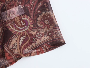 Primo piano del tessuto in chiffon con stampa paisley con dettagli su trama e motivi