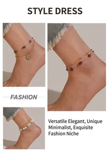 Détail d'une chevillère dorée multicouche avec pierres mauves, perles et pendentif queue