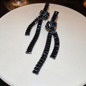 Gotische Zirkon-Knoten-Ohrhänger mit schwarzer Beschichtung und elegantem Hänge-Design