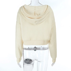 Detail-Rückansicht von cremefarbenem Fleece-Crop-Hoodie mit gerippten Bündchen und weicher Textur