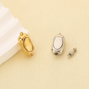 Detailansicht der ovalen Verschlussverbinder aus gold und silber Edelstahl für DIY-Schmuck