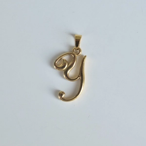 Gros plan du pendentif monogramme lettre Y en acier inoxydable doré 18 carats poli