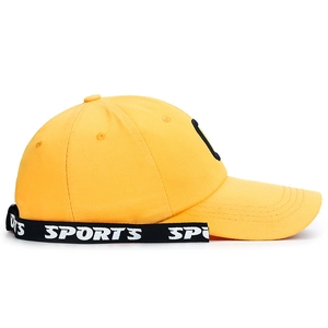 Cappellino da baseball giallo alla moda con un lungo nastro sportivo nero su sfondo bianco