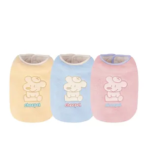Drei warme Haustierwesten aus Fleece in Beige, Blau und Rosa mit niedlicher Bärchen-Stickerei