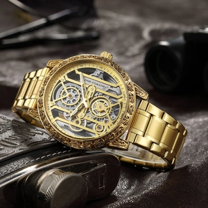 Montre mécanique squelette dorée pour homme avec textures baroques en relief