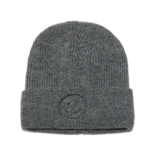 Detailaufnahme der grauen Strickmütze mit Smiley-Stickerei am umgeschlagenen Rand