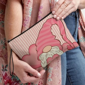 Trousse à maquillage rose rayée avec motif de gnome, fermeture noire et dragonne pratique