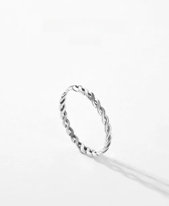 Nahaufnahme eines minimalistischen S925 Sterling Silber Kordelrings auf grauem Grund