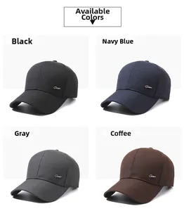 Dettaglio dei cappellini da baseball in nero, blu navy, grigio e caffè con logo in metallo