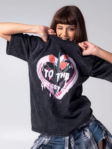 Λεπτομέρεια από vintage γκρι βαμβακερό t-shirt με τύπωμα καρδιάς και τουλίπας