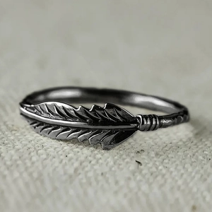 Vintage ring van geoxideerd zilver met verendessin en zirkoon in boho punk-stijl