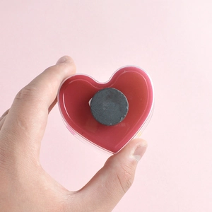 Magnete da frigo a forma di cuore rosa scuro con guscio trasparente e retro magnetico