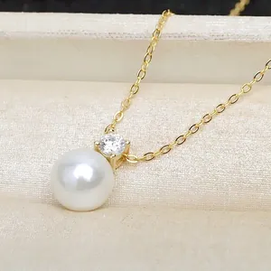 Élégant collier doré avec perle blanche ronde et pendentif en zircon scintillant
