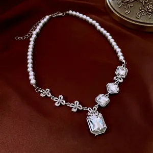 Collier style français avec pendentif fleur en perles et grand cristal rectangulaire