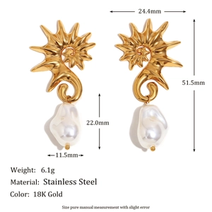 Boucles d'oreilles en acier doré 18K avec perles baroques et mesures détaillées