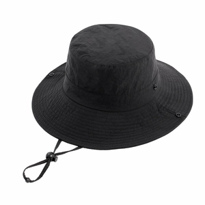 Vista dettagliata del cappello da sole nero a tesa larga con cinturino regolabile
