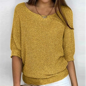 Detailtextur des senfgelben Strickpullovers mit Rippbündchen und Rundhalsausschnitt