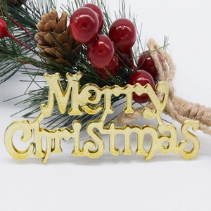 Décoration Joyeux Noël dorée avec pommes de pin et baies rouges pour sapin de Noël