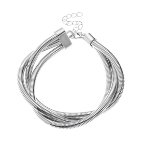 Set girocollo e bracciale multistrato in metallo argento stile punk su sfondo bianco