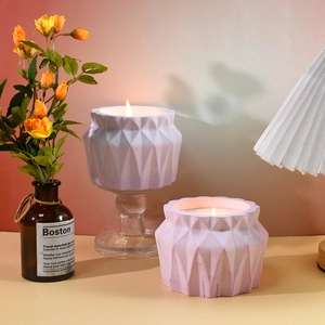 Dettaglio di portacandele geometrici sfumati rosa e viola con base in vetro e rilievo