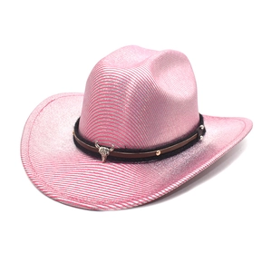 Détail du chapeau de cowboy rose avec rayures métalliques et emblème de tête de taureau