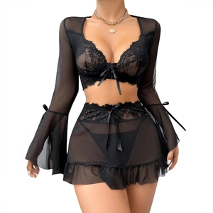 Vue détaillée de l'ensemble de lingerie en dentelle noire avec ourlet à volants