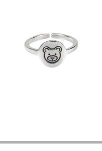 Macro detail of S925 sterling silver bear ring with dimensions and adjustable band info