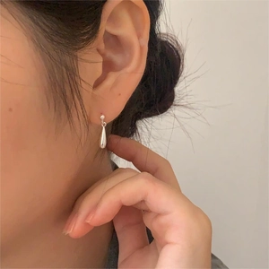 Orecchini a perno minimalisti in argento sterling 925 a forma di goccia d'acqua