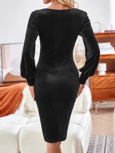 Elegante vista trasera de vestido midi de terciopelo negro entallado con cuello en V