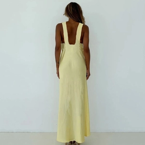 Détail du dos nu sur une robe longue en satin de soie jaune pâle à décolleté plongeant