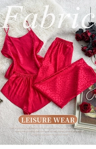 Détail d'un ensemble pyjama rouge jacquard léopard avec dentelle et accessoires