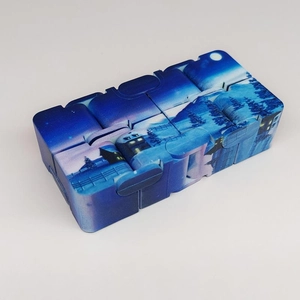 Dettaglio del cubo infinito con motivo di villaggio innevato blu antistress
