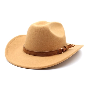 Vue détaillée d'un chapeau de cowboy en feutre de laine marron clair avec bande en cuir